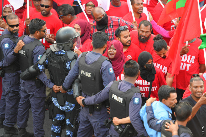 25 މާރޗް 2022: "ނޭވާ ހޮޅިއަށް" ނަމުގައި އިދިކޮޅުން މާލޭގައި ކުރިއަށް ގެންދިޔަ މުޒާހަރާގެ ތެރެއިން -- ސަން ފޮޓޯ/ މުހައްމަދު އަފްރާހް