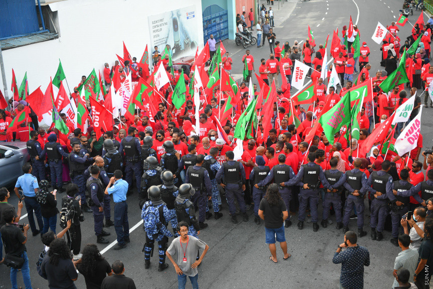 25 މާރޗް 2022: "ނޭވާ ހޮޅިއަށް" ނަމުގައި އިދިކޮޅުން މާލޭގައި ކުރިއަށް ގެންދިޔަ މުޒާހަރާގެ ތެރެއިން -- ސަން ފޮޓޯ/ މުހައްމަދު އަފްރާހް