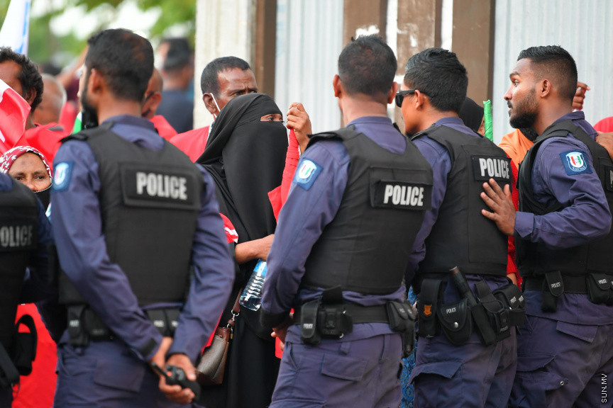 25 މާރޗް 2022: "ނޭވާ ހޮޅިއަށް" ނަމުގައި އިދިކޮޅުން މާލޭގައި ކުރިއަށް ގެންދިޔަ މުޒާހަރާގެ ތެރެއިން -- ސަން ފޮޓޯ/ މުހައްމަދު އަފްރާހް