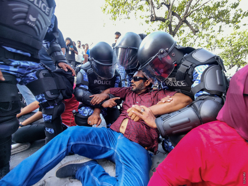 25 މާރޗް 2022: "ނޭވާ ހޮޅިއަށް" ނަމުގައި އިދިކޮޅުން މާލޭގައި ކުރިއަށް ގެންދިޔަ މުޒާހަރާގެ ތެރެއިން -- ސަން ފޮޓޯ/ މުހައްމަދު ހައްޔާން