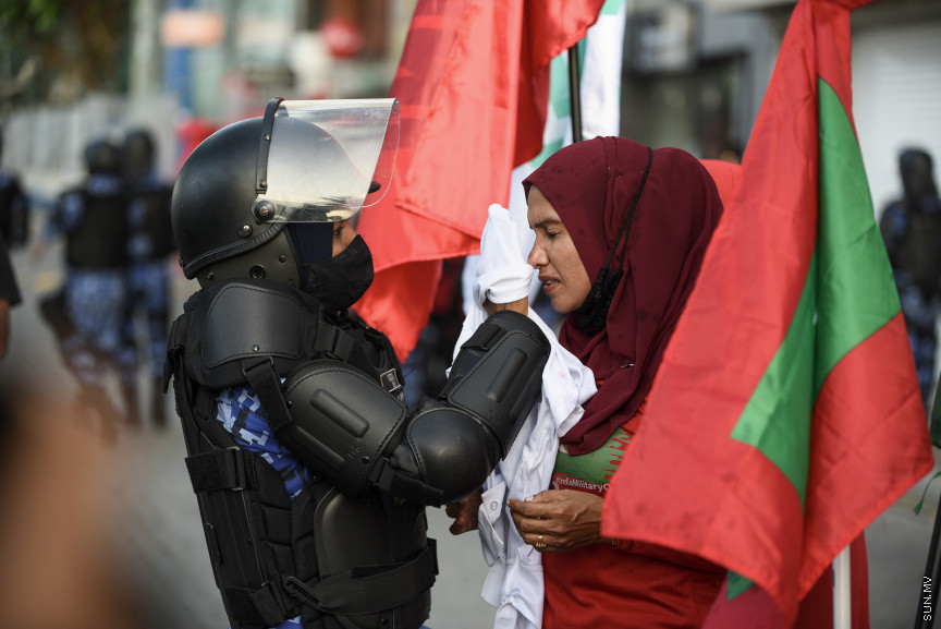 25 މާރޗް 2022: "ނޭވާ ހޮޅިއަށް" ނަމުގައި އިދިކޮޅުން މާލޭގައި ކުރިއަށް ގެންދިޔަ މުޒާހަރާގެ ތެރެއިން -- ސަން ފޮޓޯ/ މުހައްމަދު ހައްޔާން