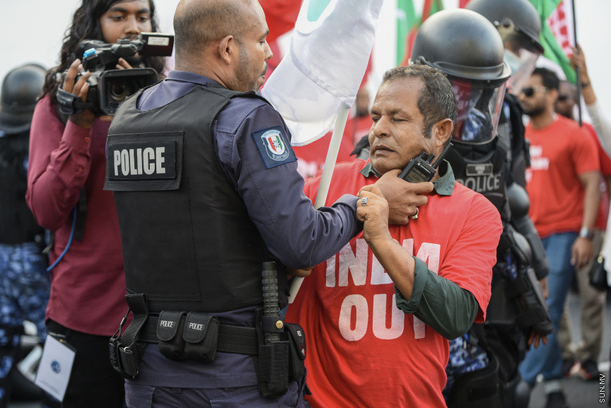 25 މާރޗް 2022: "ނޭވާ ހޮޅިއަށް" ނަމުގައި އިދިކޮޅުން މާލޭގައި ކުރިއަށް ގެންދިޔަ މުޒާހަރާގެ ތެރެއިން -- ސަން ފޮޓޯ/ މުހައްމަދު ހައްޔާން
