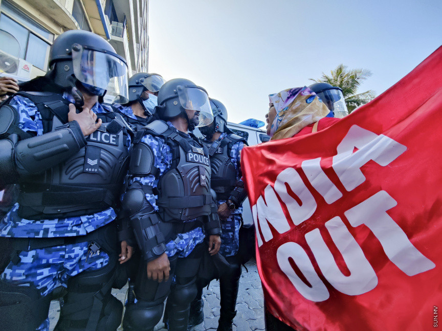 25 މާރޗް 2022: "ނޭވާ ހޮޅިއަށް" ނަމުގައި އިދިކޮޅުން މާލޭގައި ކުރިއަށް ގެންދިޔަ މުޒާހަރާގެ ތެރެއިން -- ސަން ފޮޓޯ/ މުހައްމަދު ހައްޔާން