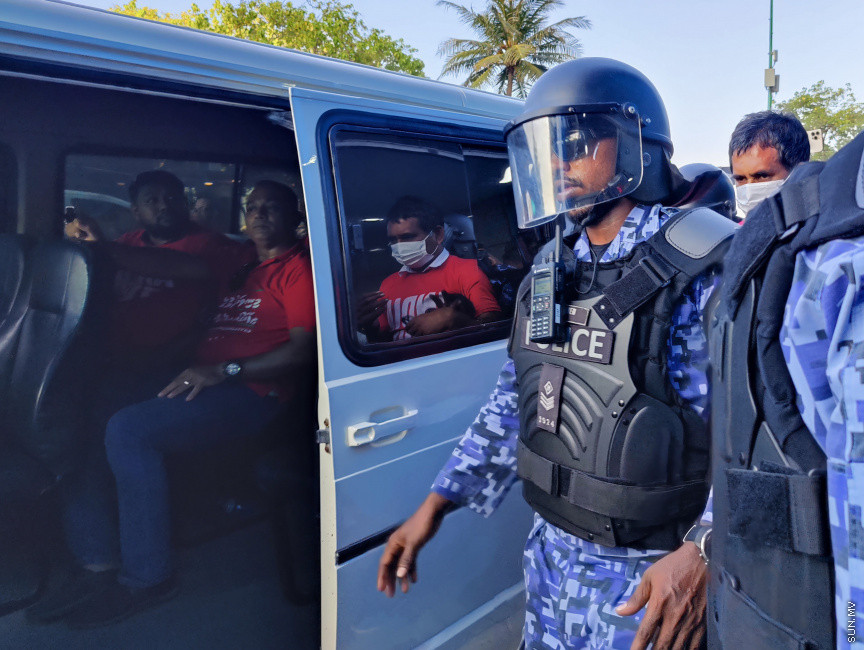 25 މާރޗް 2022: "ނޭވާ ހޮޅިއަށް" ނަމުގައި އިދިކޮޅުން މާލޭގައި ކުރިއަށް ގެންދިޔަ މުޒާހަރާގެ ތެރެއިން -- ސަން ފޮޓޯ/ މުހައްމަދު ހައްޔާން