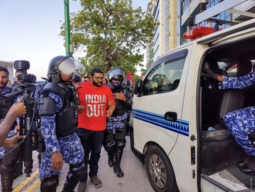 25 މާރޗް 2022: "ނޭވާ ހޮޅިއަށް" ނަމުގައި އިދިކޮޅުން މާލޭގައި ކުރިއަށް ގެންދިޔަ މުޒާހަރާގެ ތެރެއިން -- ސަން ފޮޓޯ/ މުހައްމަދު ހައްޔާން