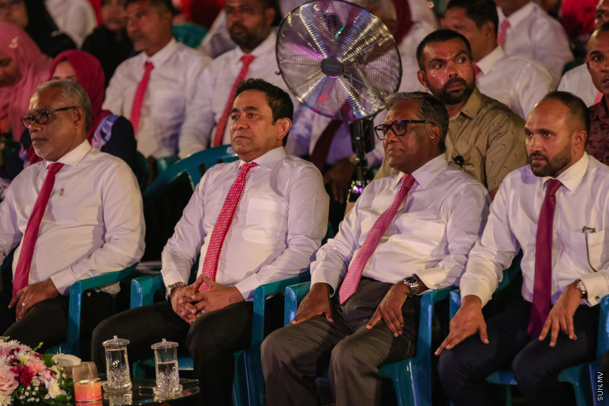 ރައީސް ޔާމީނަށް ރިޔާސީ ޓިކެޓް ހަވާލުކުރަން ބޭއްވި "ހަވާލޭ ވަތަން" ޖަލްސާގައި ކުރީގެ ރައީސް ޑރ. ވަހީދު ވެސް ވަނީ ބައިވެރިވެވަޑައިގެންފައި --- ސަން ފޮޓޯ/ އަބްދުﷲ އަބީދު