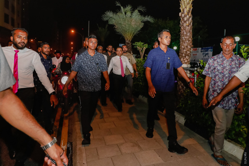 ޕީޕީއެމްގެ ރިޔާސީ ޓިކެޓް ރައީސް ޔާމީނާ ހަވާލުކުރަން ބޭއްވި "ހަވާލޭ ވަތަން" ޖަލްސާއަށް އެމަނިކުފާނު ވަޑައިގަންނަވަނީ --- ސަން ފޮޓޯ/ އަބްދުﷲ އަބީދު