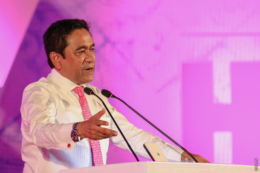 ޕީޕީއެމްގެ ރިޔާސީ ޓިކެޓް ރައީސް ޔާމީނާ ހަވާލުކުރަން ބޭއްވި ހަވާލޭ ވަތަން ޖަލްސާގައި އެމަނިކުފާނު ވާހަކަފުޅު ދައްކަވަނީ --- ސަން ފޮޓޯ/ އަބްދުﷲ އަބީދު