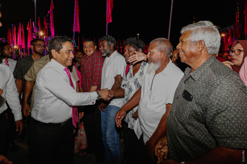 ޕީޕީއެމްގެ ރިޔާސީ ޓިކެޓް ރައީސް ޔާމީނާ ހަވާލުކުރަން ބޭއްވި ޖަލްސާއަށް ހާޒިރުވި ސަޕޯޓަރުންނާ އެމަނިކުފާނު ސަލާން ކުރައްވަނީ --- ސަން ފޮޓޯ/ އަބްދުﷲ އަބީދު