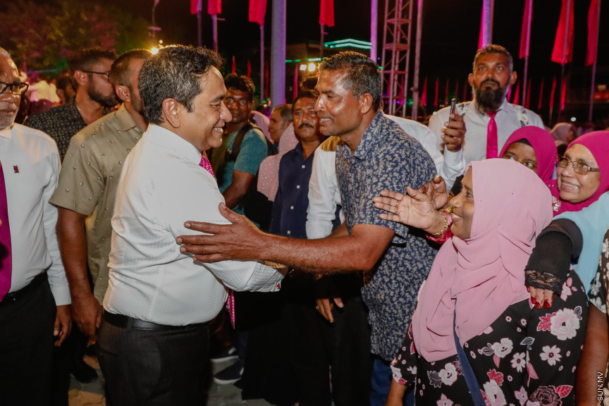 ޕީޕީއެމްގެ ރިޔާސީ ޓިކެޓް ރައީސް ޔާމީނާ ހަވާލުކުރަން ބޭއްވި ޖަލްސާއަށް ހާޒިރުވި ސަޕޯޓަރުންނާ އެމަނިކުފާނު ސަލާން ކުރައްވަނީ --- ސަން ފޮޓޯ/ އަބްދުﷲ އަބީދު
