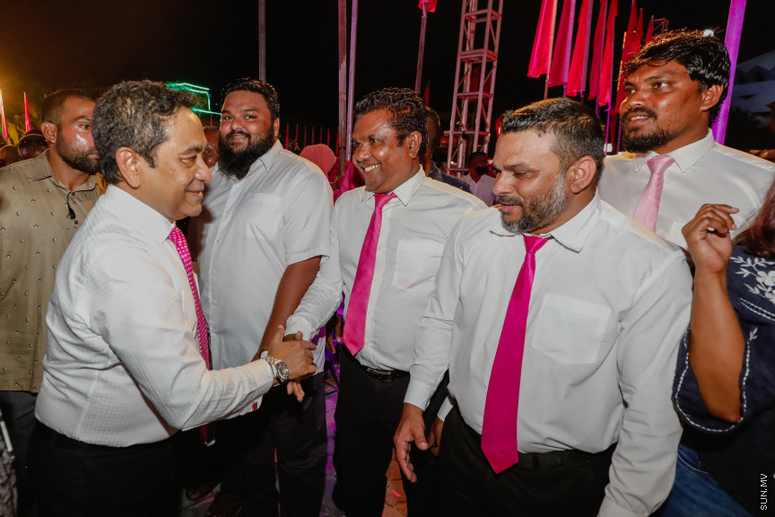 ޕީޕީއެމްގެ ރިޔާސީ ޓިކެޓް ރައީސް ޔާމީނާ ހަވާލުކުރަން ބޭއްވި ޖަލްސާއަށް ހާޒިރުވި ސަޕޯޓަރުންނާ އެމަނިކުފާނު ސަލާން ކުރައްވަނީ --- ސަން ފޮޓޯ/ އަބްދުﷲ އަބީދު