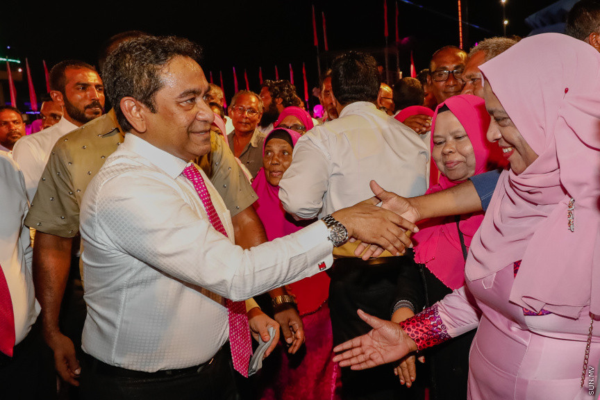 ޕީޕީއެމްގެ ރިޔާސީ ޓިކެޓް ރައީސް ޔާމީނާ ހަވާލުކުރަން ބޭއްވި ޖަލްސާއަށް ހާޒިރުވި ސަޕޯޓަރުންނާ އެމަނިކުފާނު ސަލާން ކުރައްވަނީ --- ސަން ފޮޓޯ/ އަބްދުﷲ އަބީދު