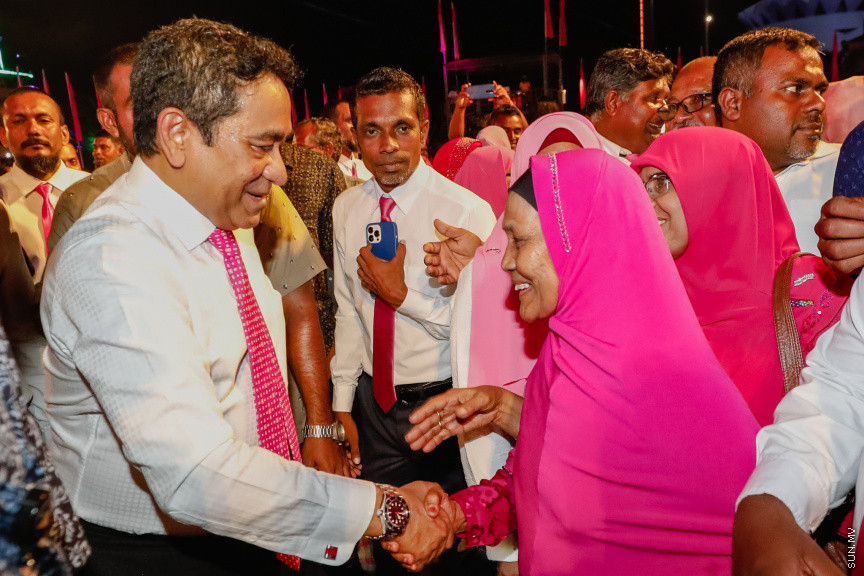 ޕީޕީއެމްގެ ރިޔާސީ ޓިކެޓް ރައީސް ޔާމީނާ ހަވާލުކުރަން ބޭއްވި ޖަލްސާއަށް ހާޒިރުވި ސަޕޯޓަރުންނާ އެމަނިކުފާނު ސަލާން ކުރައްވަނީ --- ސަން ފޮޓޯ/ އަބްދުﷲ އަބީދު