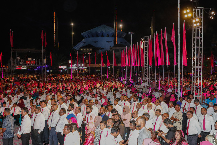 ޕީޕީއެމްގެ ރިޔާސީ ޓިކެޓް ރައީސް ޔާމީނާ ހަވާލުކުރުމަށް ބޭއްވި ހަވާލޭ ވަތަން ޖަލްސާގެ ތެރެއިން--- ސަން ފޮޓޯ/ އަބްދުﷲ އަބީދު