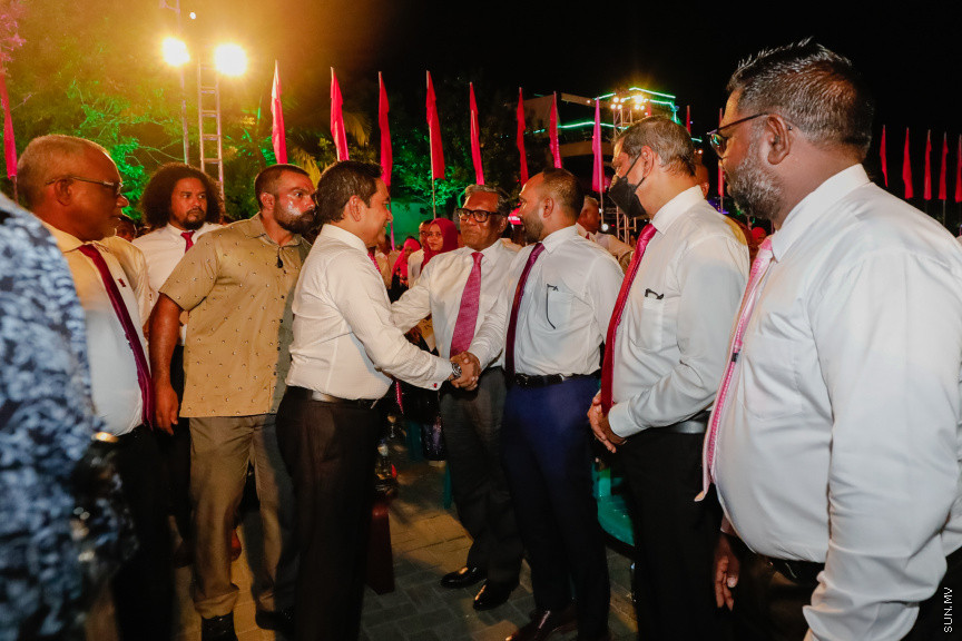 ޕީޕީއެމްގެ ރިޔާސީ ޓިކެޓް ރައީސް ޔާމީނާ ހަވާލުކުރަން ބޭއްވި ޖަލްސާއަށް ހާޒިރުވި ސަޕޯޓަރުންނާ އެމަނިކުފާނު ސަލާން ކުރައްވަނީ --- ސަން ފޮޓޯ/ އަބްދުﷲ އަބީދު