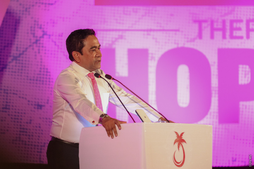 ޕީޕީއެމްގެ ރިޔާސީ ޓިކެޓް ރައީސް ޔާމީނާ ހަވާލުކުރަން ބޭއްވި ހަވާލޭ ވަތަން ޖަލްސާގައި އެމަނިކުފާނު ވާހަކަފުޅު ދައްކަވަނީ --- ސަން ފޮޓޯ/ އަބްދުﷲ އަބީދު