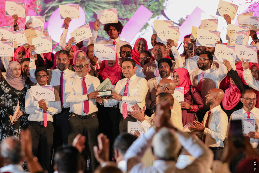 އަންނަ އަހަރު ބާއްވާ ރިޔާސީ އިންތިޚާބުގައި ޕީޕީއެމްގެ ފަރާތުން ވާދަކުރުމުގެ ޓިކެޓް ރައީސް ޔާމީނާ ހަވާލުކުރަނީ --- ސަން ފޮޓޯ/ އަބްދުﷲ އަބީދު