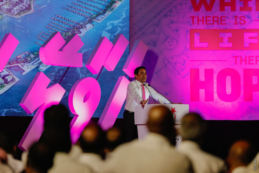 ޕީޕީއެމްގެ ރިޔާސީ ޓިކެޓް ރައީސް ޔާމީނާ ހަވާލުކުރަން ބޭއްވި ހަވާލޭ ވަތަން ޖަލްސާގައި އެމަނިކުފާނު ވާހަކަފުޅު ދައްކަވަނީ --- ސަން ފޮޓޯ/ އަބްދުﷲ އަބީދު