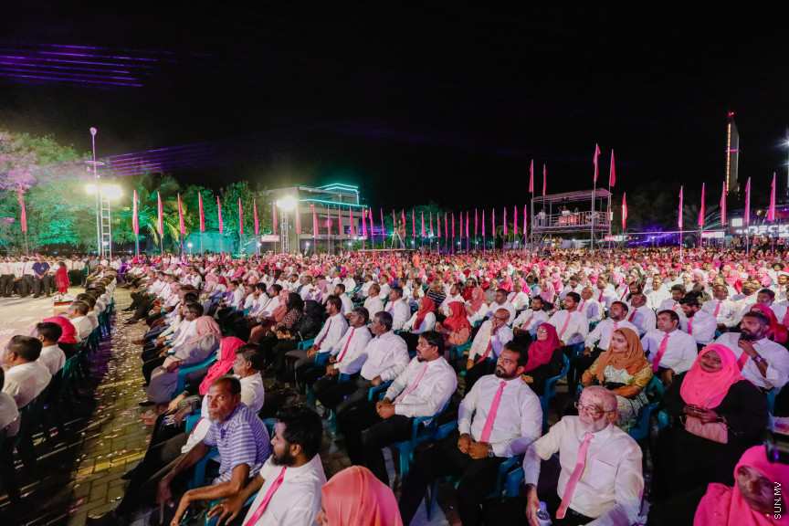 ޕީޕީއެމްގެ ރިޔާސީ ޓިކެޓް ރައީސް ޔާމީނާ ހަވާލުކުރުމަށް ބޭއްވި ހަވާލޭ ވަތަން ޖަލްސާގެ ތެރެއިން --- ސަން ފޮޓޯ/ އަބްދުﷲ އަބީދު