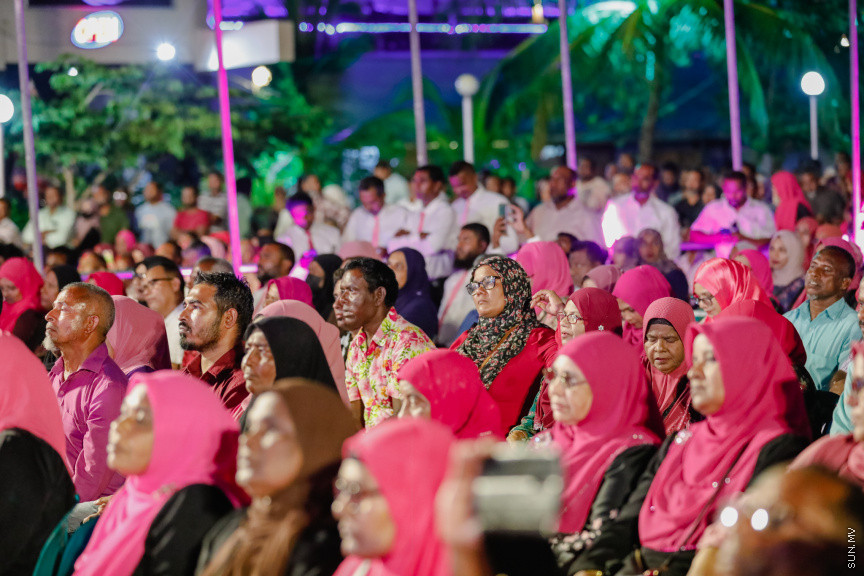 ޕީޕީއެމްގެ ރިޔާސީ ޓިކެޓް ރައީސް ޔާމީނާ ހަވާލުކުރުމަށް ބޭއްވި ހަވާލޭ ވަތަން ޖަލްސާގެ ތެރެއިން--- ސަން ފޮޓޯ/ އަބްދުﷲ އަބީދު