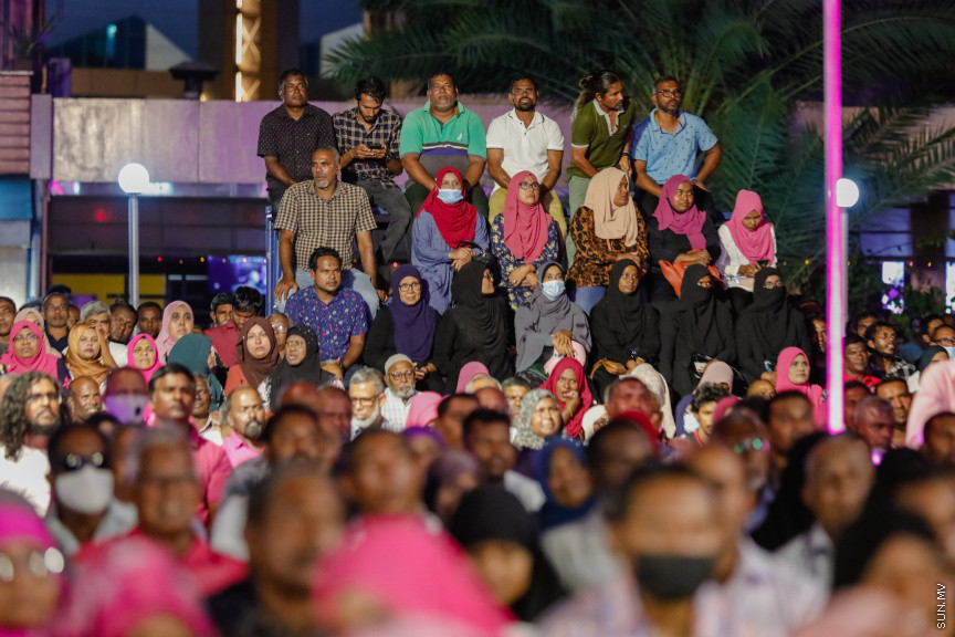 ޕީޕީއެމްގެ ރިޔާސީ ޓިކެޓް ރައީސް ޔާމީނާ ހަވާލުކުރުމަށް ބޭއްވި ހަވާލޭ ވަތަން ޖަލްސާގެ ތެރެއިން --- ސަން ފޮޓޯ/ އަބްދުﷲ އަބީދު