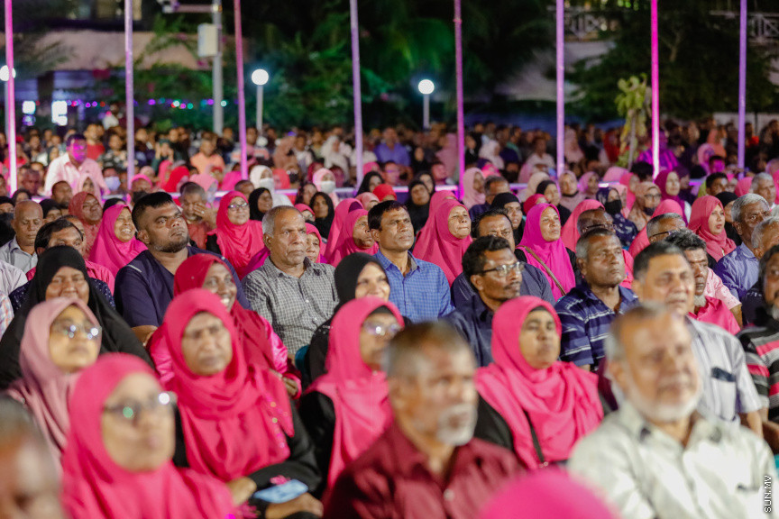 ޕީޕީއެމްގެ ރިޔާސީ ޓިކެޓް ރައީސް ޔާމީނާ ހަވާލުކުރުމަށް ބޭއްވި ހަވާލޭ ވަތަން ޖަލްސާގެ ތެރެއިން --- ސަން ފޮޓޯ/ އަބްދުﷲ އަބީދު