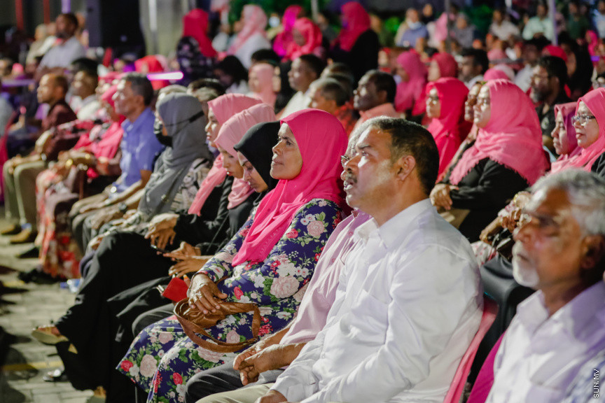 ޕީޕީއެމްގެ ރިޔާސީ ޓިކެޓް ރައީސް ޔާމީނާ ހަވާލުކުރުމަށް ބޭއްވި ހަވާލޭ ވަތަން ޖަލްސާގެ ތެރެއިން --- ސަން ފޮޓޯ/ އަބްދުﷲ އަބީދު