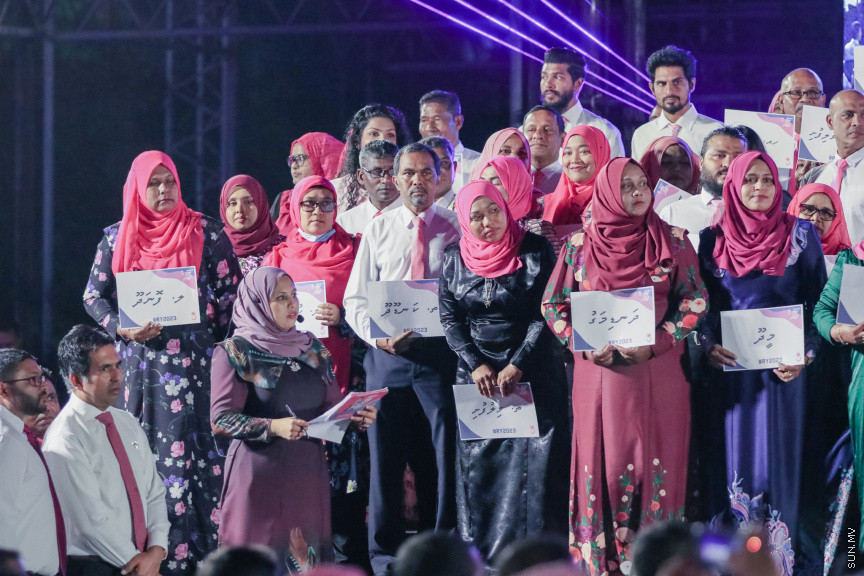 ޕީޕީއެމްގެ ރިޔާސީ ޓިކެޓް ރައީސް ޔާމީނާ ހަވާލުކުރުމަށް ބޭއްވި ހަވާލޭ ވަތަން ޖަލްސާގެ ތެރެއިން --- ސަން ފޮޓޯ/ އަބްދުﷲ އަބީދު