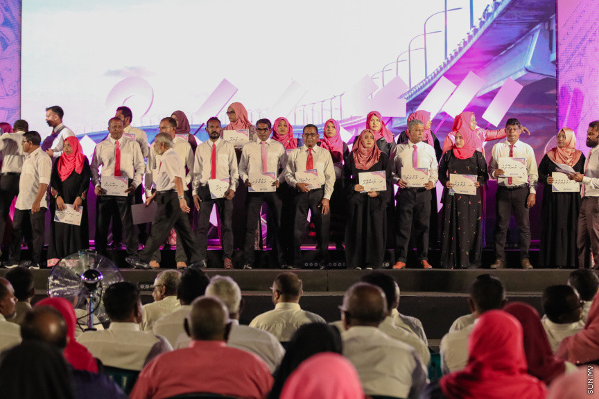 ޕީޕީއެމްގެ ރިޔާސީ ޓިކެޓް ރައީސް ޔާމީނާ ހަވާލުކުރުމަށް ބޭއްވި ހަވާލޭ ވަތަން ޖަލްސާގެ ތެރެއިން --- ސަން ފޮޓޯ/ އަބްދުﷲ އަބީދު