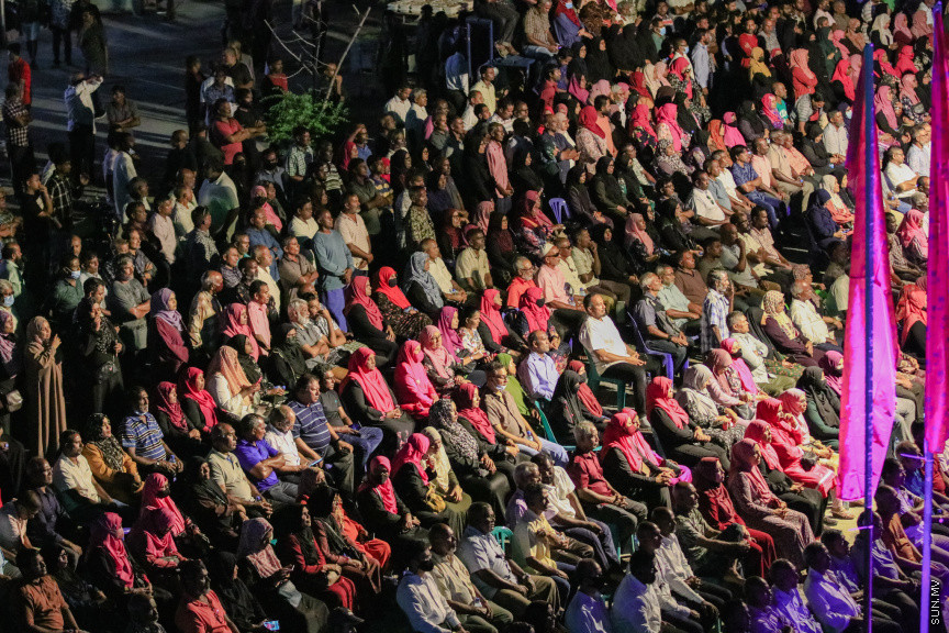 ޕީޕީއެމްގެ ރިޔާސީ ޓިކެޓް ރައީސް ޔާމީނާ ހަވާލުކުރުމަށް ބޭއްވި ހަވާލޭ ވަތަން ޖަލްސާގެ ތެރެއިން --- ސަން ފޮޓޯ/ އަބްދުﷲ އަބީދު