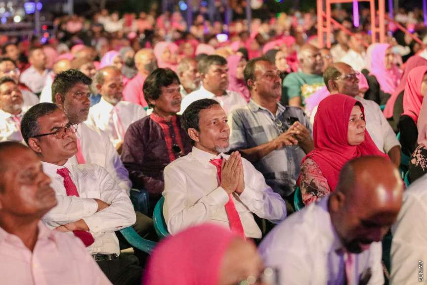 ޕީޕީއެމްގެ ރިޔާސީ ޓިކެޓް ރައީސް ޔާމީނާ ހަވާލުކުރުމަށް ބޭއްވި ހަވާލޭ ވަތަން ޖަލްސާގެ ތެރެއިން --- ސަން ފޮޓޯ/ އަބްދުﷲ އަބީދު
