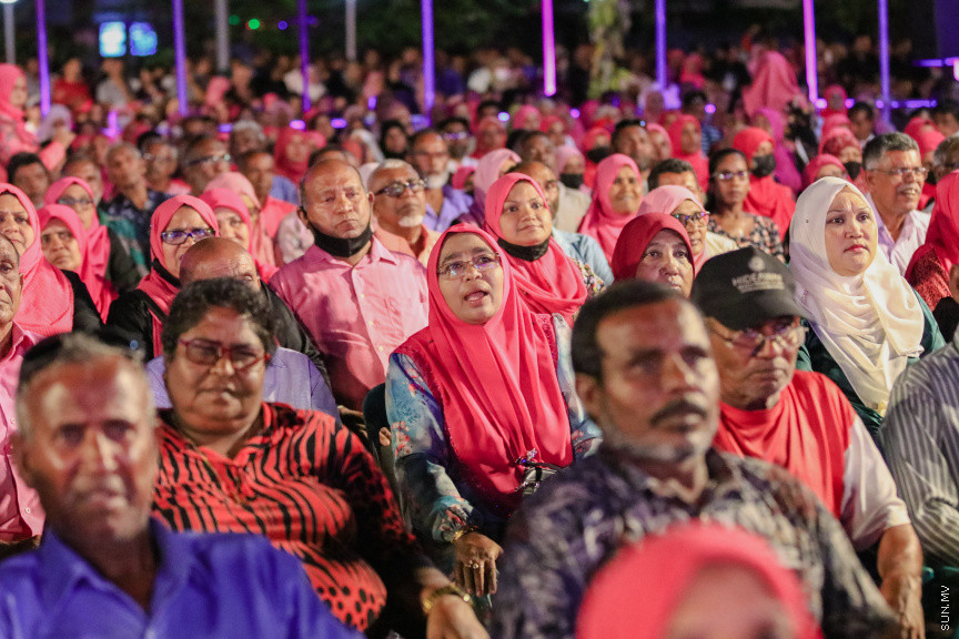 ޕީޕީއެމްގެ ރިޔާސީ ޓިކެޓް ރައީސް ޔާމީނާ ހަވާލުކުރުމަށް ބޭއްވި ހަވާލޭ ވަތަން ޖަލްސާގެ ތެރެއިން --- ސަން ފޮޓޯ/ އަބްދުﷲ އަބީދު