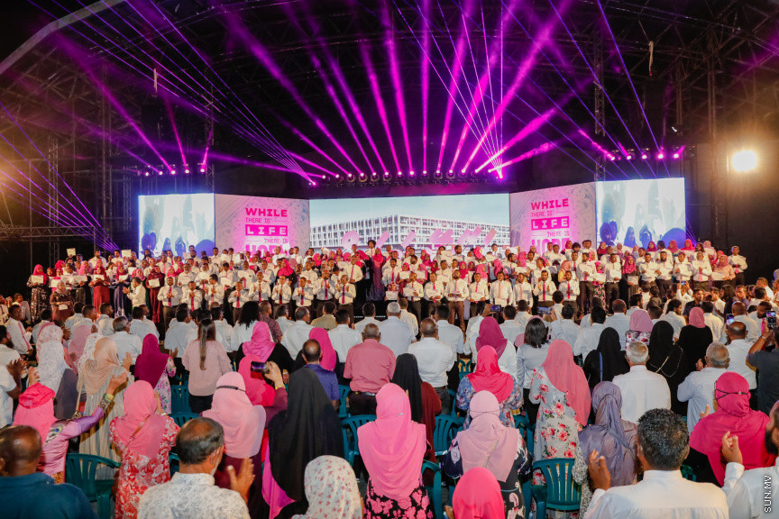 ޕީޕީއެމްގެ ރިޔާސީ ޓިކެޓް ރައީސް ޔާމީނާ ހަވާލުކުރުމަށް ބޭއްވި ހަވާލޭ ވަތަން ޖަލްސާގެ ތެރެއިން --- ސަން ފޮޓޯ/ އަބްދުﷲ އަބީދު