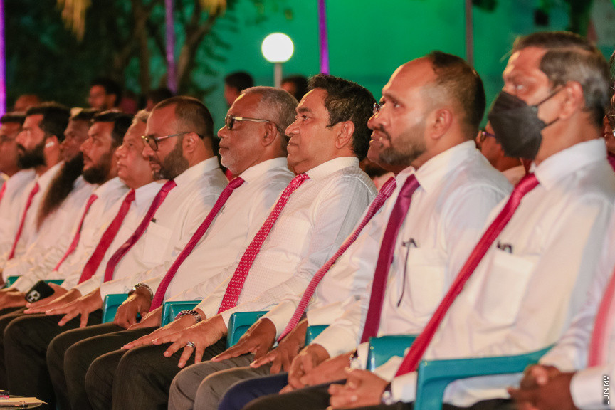 ޕީޕީއެމްގެ ރިޔާސީ ޓިކެޓް ރައީސް ޔާމީނާ ހަވާލުކުރުމަށް ބޭއްވި ހަވާލޭ ވަތަން ޖަލްސާގެ ތެރެއިން --- ސަން ފޮޓޯ/ އަބްދުﷲ އަބީދު