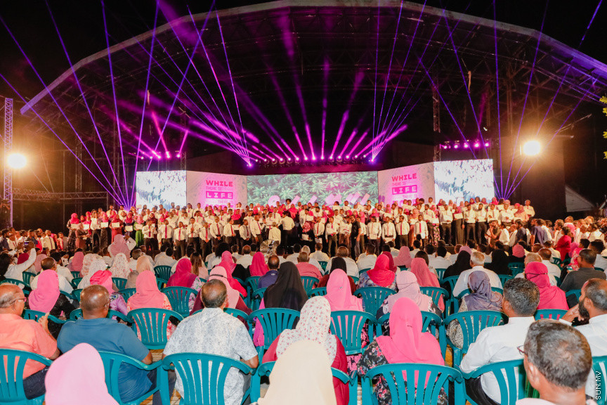 ޕީޕީއެމްގެ ރިޔާސީ ޓިކެޓް ރައީސް ޔާމީނާ ހަވާލުކުރުމަށް ބޭއްވި ހަވާލޭ ވަތަން ޖަލްސާގެ ތެރެއިން --- ސަން ފޮޓޯ/ އަބްދުﷲ އަބީދު