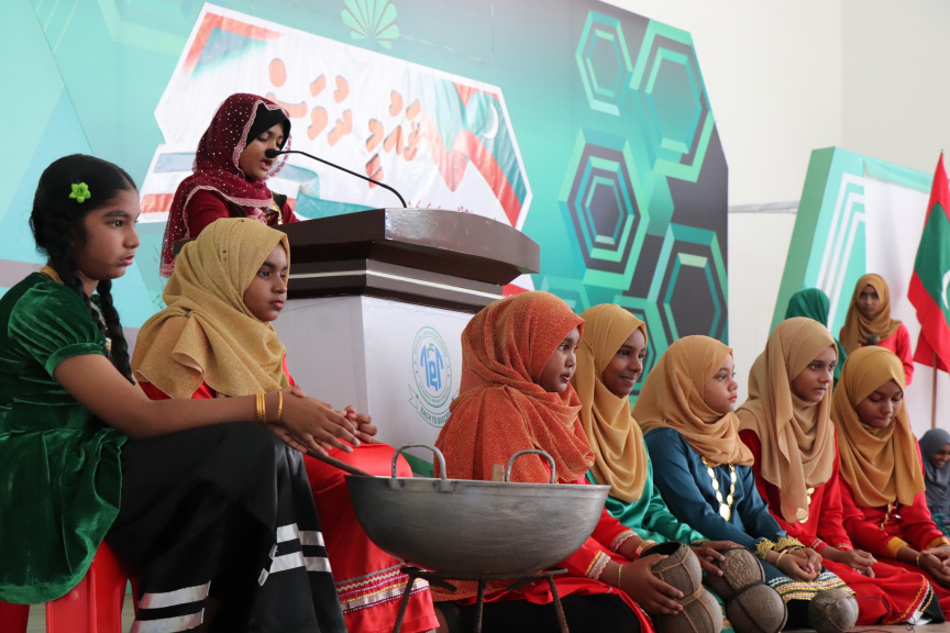 ރ. މީދޫ ސްކޫލުގައި ޤައުމީ ދުވަސް ފާހަގަކުރުމަށް ބޭއްވުނު ރަސްމިއްޔާތުގެ ތެރެއިން - ފޮޓޯ ރ. މީދޫ ސްކޫލު