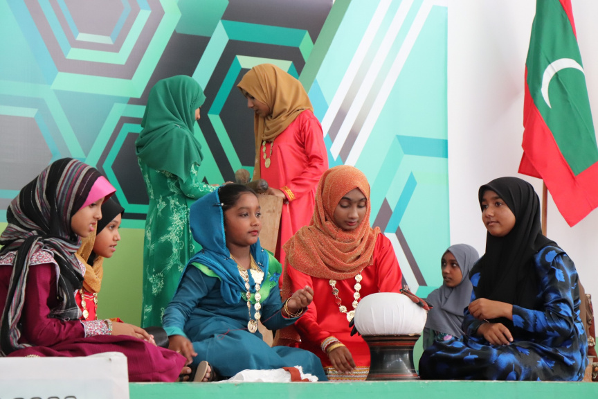 ރ. މީދޫ ސްކޫލުގައި ޤައުމީ ދުވަސް ފާހަގަކުރުމަށް ބޭއްވުނު ރަސްމިއްޔާތުގެ ތެރެއިން - ފޮޓޯ ރ. މީދޫ ސްކޫލު
