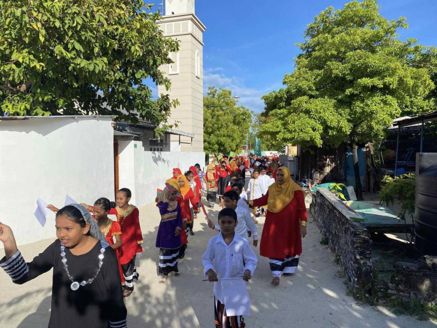 ހިންމަފުށީ ސްކޫލުގައި ޤައުމީ ދުވަސް ފާހަގަކުރުމަށް ބޭއްވުނު ރަސްމިއްޔާތުގެ ތެރެއިން - ފޮޓޯ ހިންމަފުށީ ސްކޫލު
