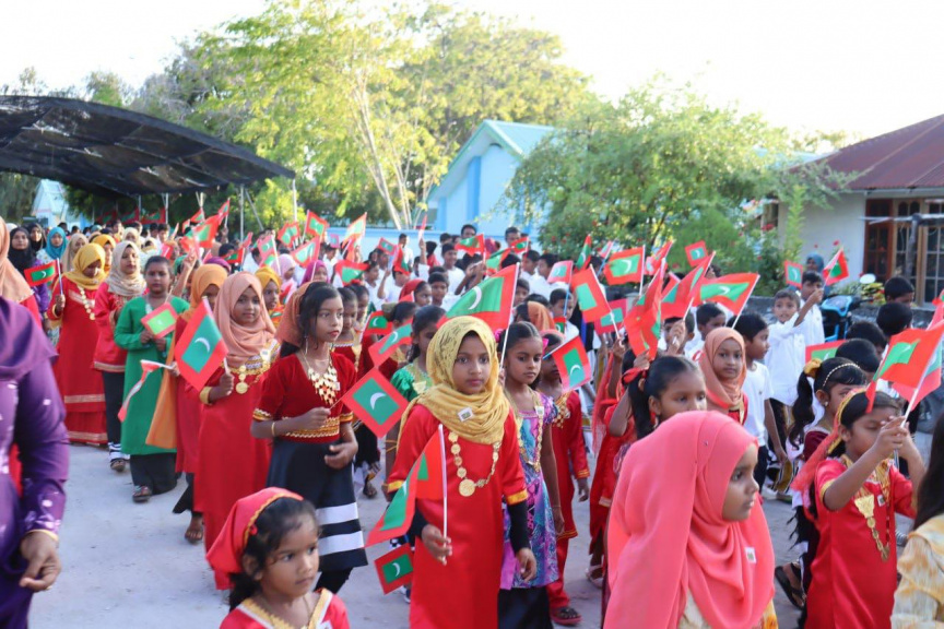 ށ. އަތޮޅު ސްކޫލުގައި ޤައުމީ ދުވަހު ބޭއްވި ހިނގާލުން  - ފޮޓޯ ށ. އަތޮޅު ސްކޫލު