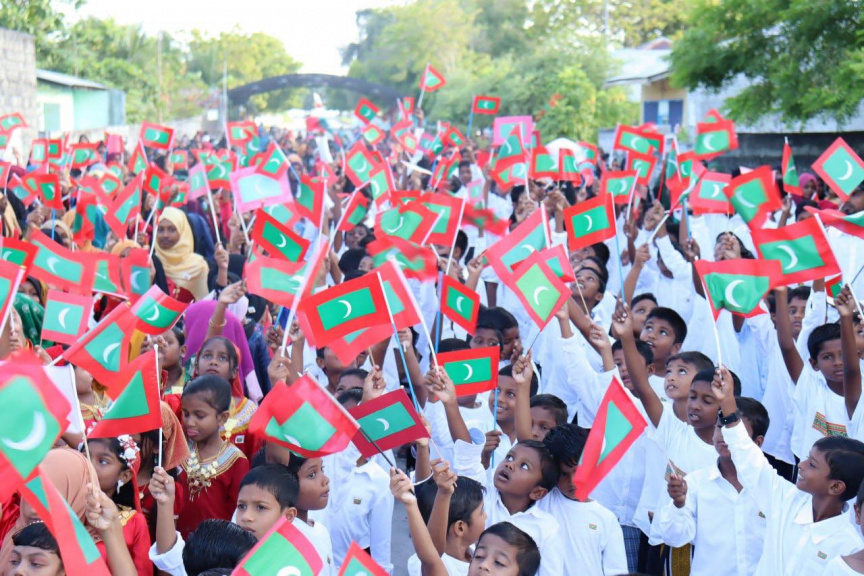 ށ. އަތޮޅު ސްކޫލުގައި ޤައުމީ ދުވަހު ބޭއްވި ހިނގާލުން  - ފޮޓޯ ށ. އަތޮޅު ސްކޫލު