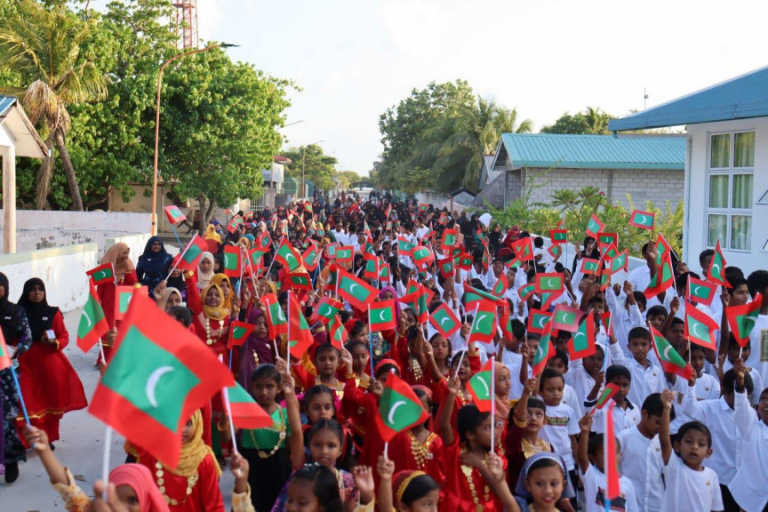 ށ. އަތޮޅު ސްކޫލުގައި ޤައުމީ ދުވަހު ބޭއްވި ހިނގާލުން  - ފޮޓޯ ށ. އަތޮޅު ސްކޫލު