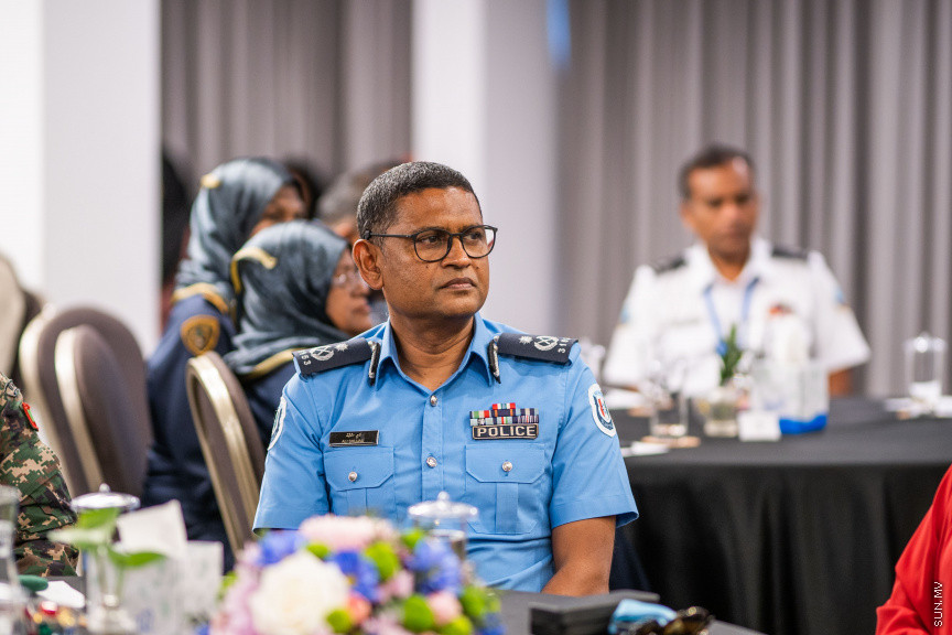 ރާއްޖޭގައި ފުރަތަމަ ފަހަރަށް ކުރިއަށް ގެންދާ ބޯޑާ ސެކިއުރިޓީ ސިމްޕޯސިއަމް ފެށުމުގެ ރަސްމިއްޔާތުގައި އެސިސްޓެންޓް ޕޮލިސް ކޮމިޝަނަރު އަލީ ޝުޖާއު --- ސަން ފޮޓޯ/ އިބްރާހީމް ޝަމްވީލް



