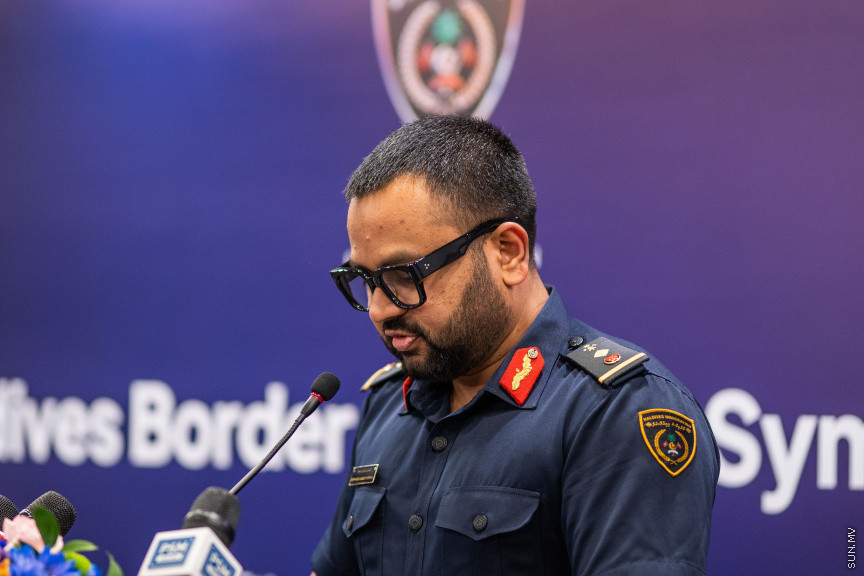 ރާއްޖޭގައި ފުރަތަމަ ފަހަރަށް ކުރިއަށް ގެންދާ ބޯޑާ ސެކިއުރިޓީ ސިމްޕޯސިއަމް ފެށުމުގެ ރަސްމިއްޔާތުގައި ކޮންޓްރޯލާ ޖެނެރަލް އޮފް އިމިގްރޭޝަން މުހައްމަދު އަހްމަދު ހުސައިން ވާހަކަފުޅުދައްކަވަނީ --- ސަން ފޮޓޯ/ އިބްރާހީމް ޝަމްވީލް