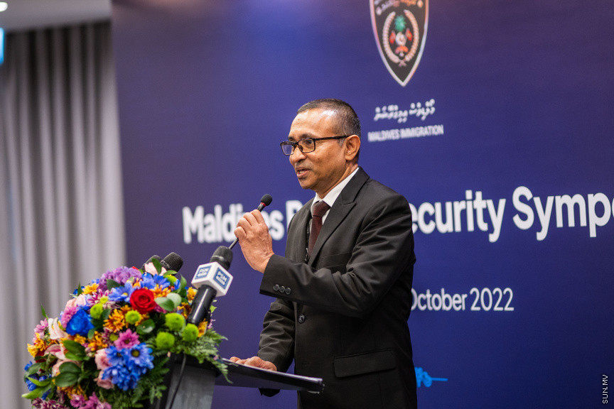 ރާއްޖޭގައި ފުރަތަމަ ފަހަރަށް ކުރިއަށް ގެންދާ ބޯޑާ ސެކިއުރިޓީ ސިމްޕޯސިއަމް ފެށުމުގެ ރަސްމިއްޔާތުގައި ޑިފެންސް މިނިސްޓަރުގެ ނައިބު ހަސަން ޒަމީލް ވާހަކަފުޅުދައްކަވަނީ  --- ސަން ފޮޓޯ/ އިބްރާހީމް ޝަމްވީލް