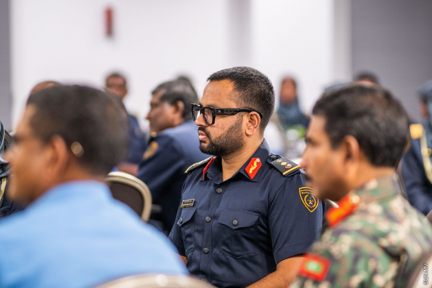 ރާއްޖޭގައި ފުރަތަމަ ފަހަރަށް ކުރިއަށް ގެންދާ ބޯޑާ ސެކިއުރިޓީ ސިމްޕޯސިއަމް ފެށުމުގެ ރަސްމިއްޔާތުގައި ކޮންޓްރޯލާ ޖެނެރަލް އޮފް އިމިގްރޭޝަން މުހައްމަދު އަހްމަދު ހުސައިން --- ސަން ފޮޓޯ/ އިބްރާހީމް ޝަމްވީލް