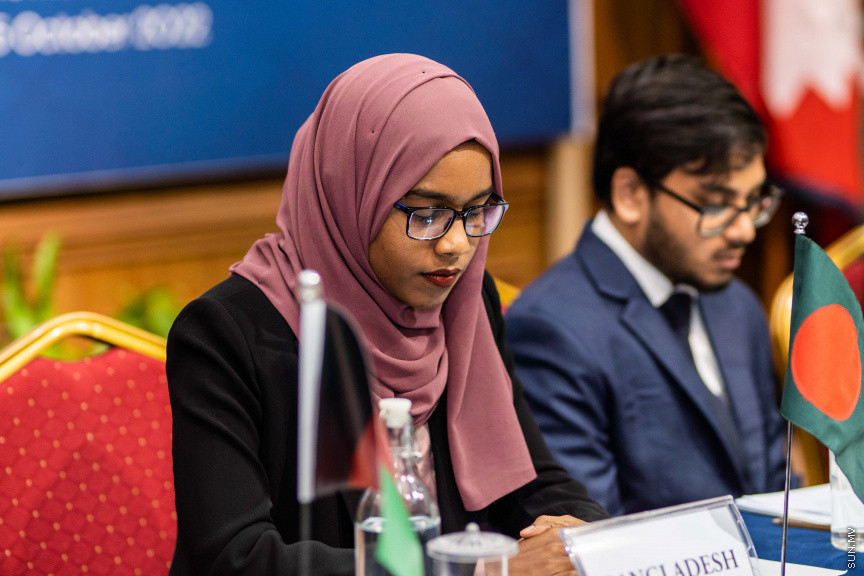ގައުމީ ޔުނިވާސިޓީގެ ޕޮލިކަލް ސައިންގެ ދަރިވަރުން ބޭއްވި މޮޑެލް ސާކްސަމިޓްގެ ތެރެއިން --- ސަން ފޮޓޯ/ އިބްރާހީމް ޝަމްވީލް