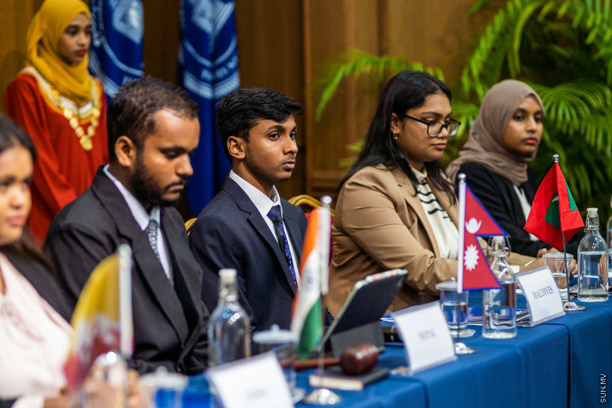 ގައުމީ ޔުނިވާސިޓީގެ ޕޮލިކަލް ސައިންގެ ދަރިވަރުން ބޭއްވި މޮޑެލް ސާކްސަމިޓްގެ ތެރެއިން --- ސަން ފޮޓޯ/ އިބްރާހީމް ޝަމްވީލް