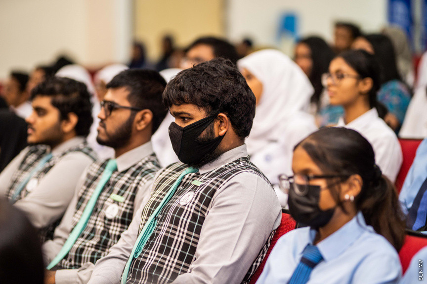 ގައުމީ ޔުނިވާސިޓީގެ ޕޮލިކަލް ސައިންގެ ދަރިވަރުން ބޭއްވި މޮޑެލް ސާކްސަމިޓްގެ ތެރެއިން --- ސަން ފޮޓޯ/ އިބްރާހީމް ޝަމްވީލް