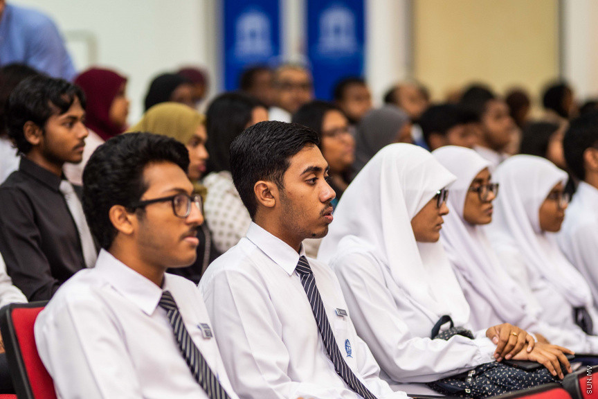 ގައުމީ ޔުނިވާސިޓީގެ ޕޮލިކަލް ސައިންގެ ދަރިވަރުން ބޭއްވި މޮޑެލް ސާކްސަމިޓްގެ ތެރެއިން --- ސަން ފޮޓޯ/ އިބްރާހީމް ޝަމްވީލް
