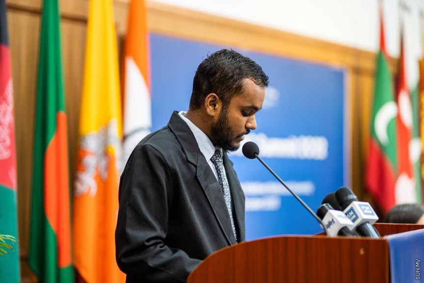 ގައުމީ ޔުނިވާސިޓީގެ ޕޮލިކަލް ސައިންގެ ދަރިވަރުން ބޭއްވި މޮޑެލް ސާކްސަމިޓްގެ ތެރެއިން --- ސަން ފޮޓޯ/ އިބްރާހީމް ޝަމްވީލް